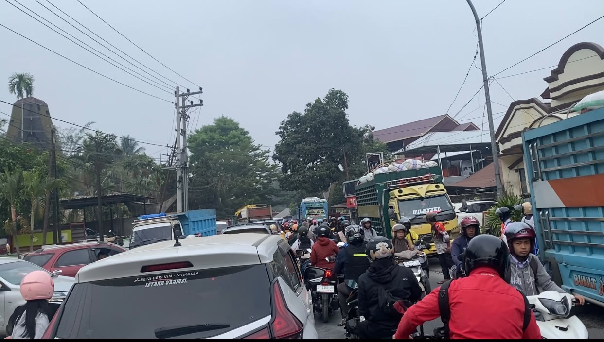 Bahu jalan dikuasai tumpukan material timbunan& antrean BBM mengular, kemacetan parah terjadi dijalan poros makale, Rantepao, sangalla,