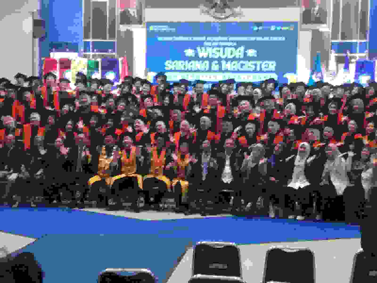 Kompas Pemburu Keadilan. -Universitas Majalengka Wisudakan 855 Lulusan, Rektor: Gelar Sarjana Adalah Gerbang Transisi Menuju Pembuktian Ilmu