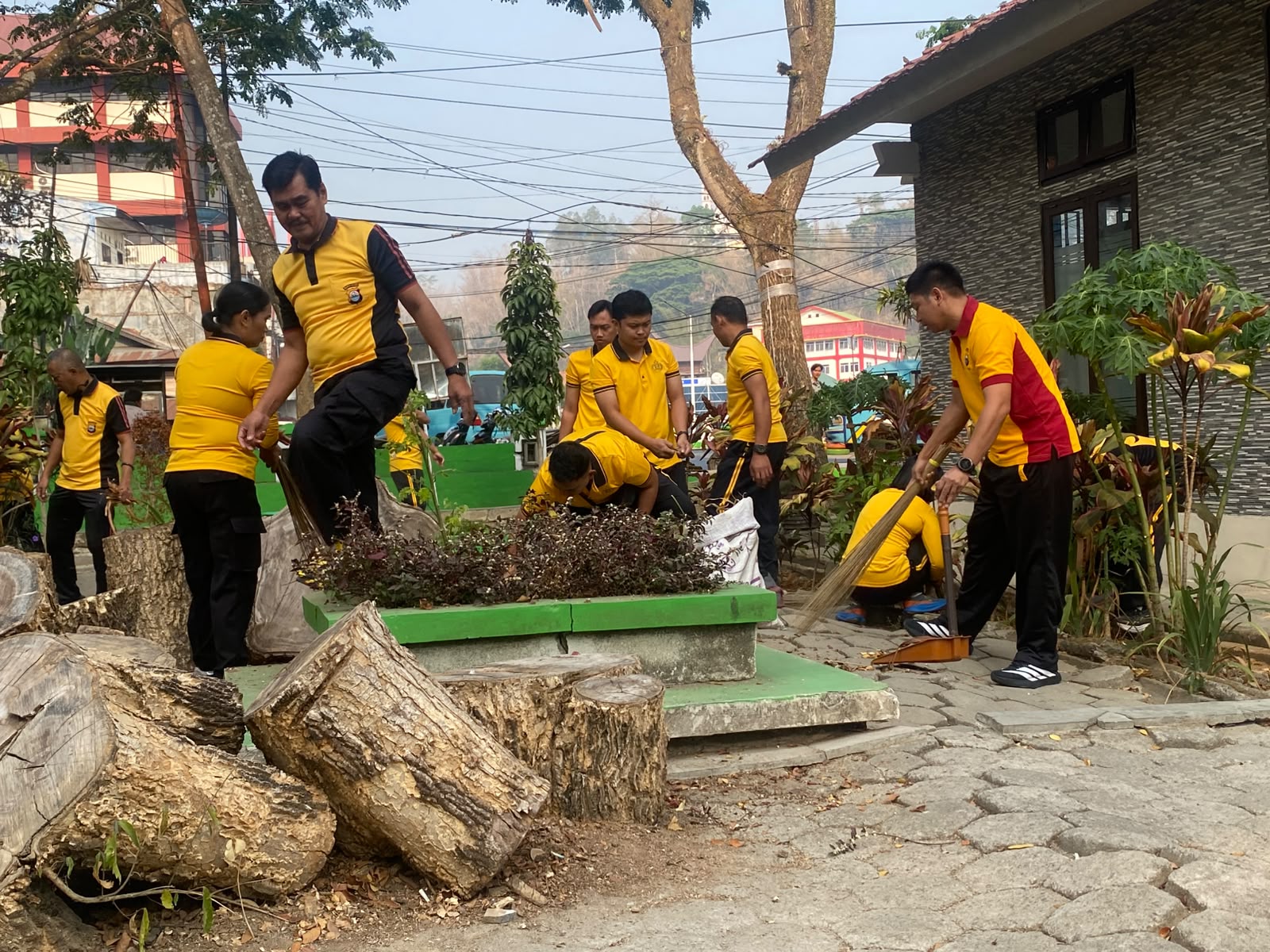 Turun tangan Langsung! Kapolres Tana Toraja AKBP Arwansa Pimpin Jumat Bersih di Pasar Seni Makale