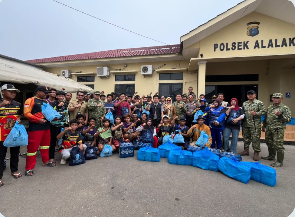 Istana Kepresidenan Salurkan Bantuan Logistik untuk Relawan Karhutla di Barito Kuala