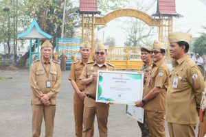 Wakil Bupati H. Herman Susilo Serahkan STPP Kepemimpinan dan Penghargaan Arsiparis